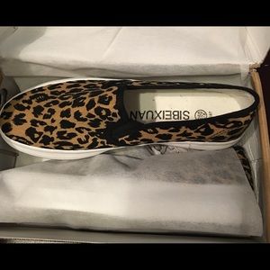 Leopard slip on shoe size 8.5 US woman NIB